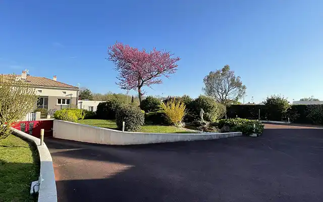 Vue du parking et jardin devant la maison