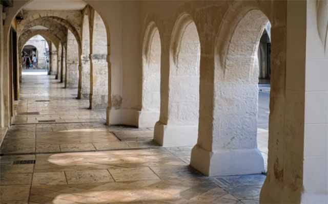 Les arcades et rue médiévales de La Rochelle