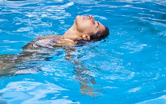 Relaxez-vous dans la piscine après une journée de visites